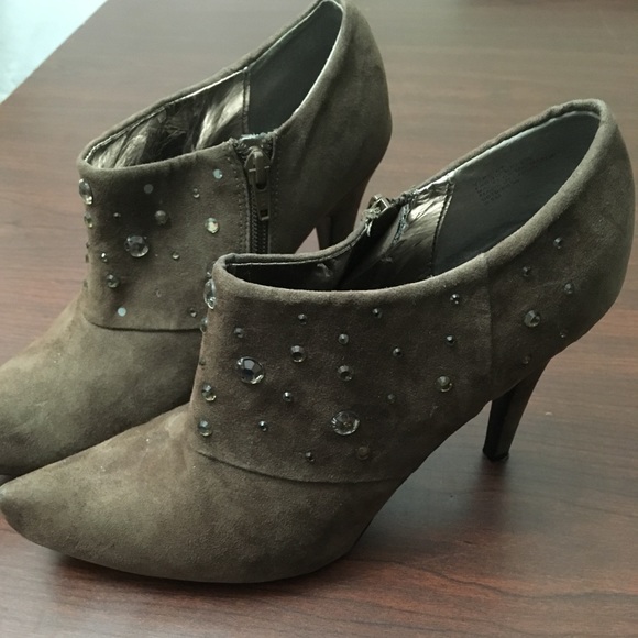 2/$25 Kathy Van Zeeland suede brown heels - Picture 2 of 7